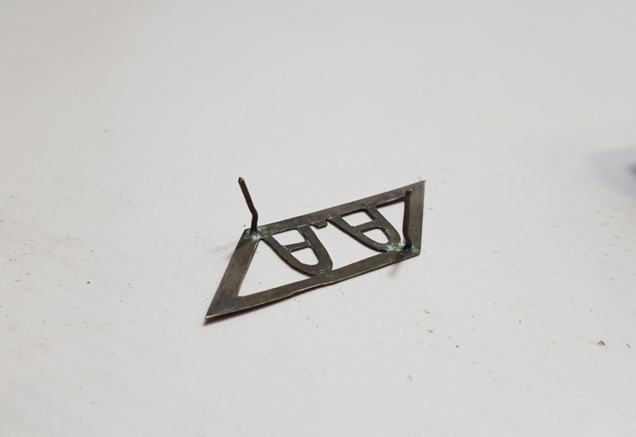 KALEM VE TESTERE İŞÇİLİKLİ EL YAPIMI ANTİKA GÜMÜŞ İNSİYAL PLAKASI