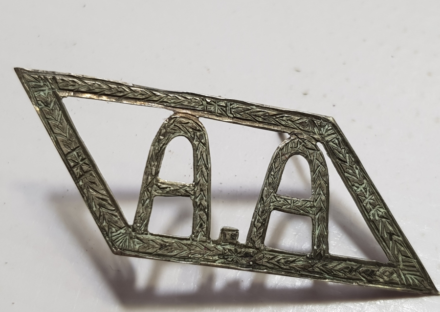 KALEM VE TESTERE İŞÇİLİKLİ EL YAPIMI ANTİKA GÜMÜŞ İNSİYAL PLAKASI