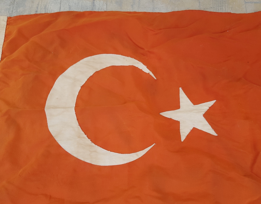 CUMHURİYET BAŞLARI BÜYÜK BOY ANTİKA BAYRAK