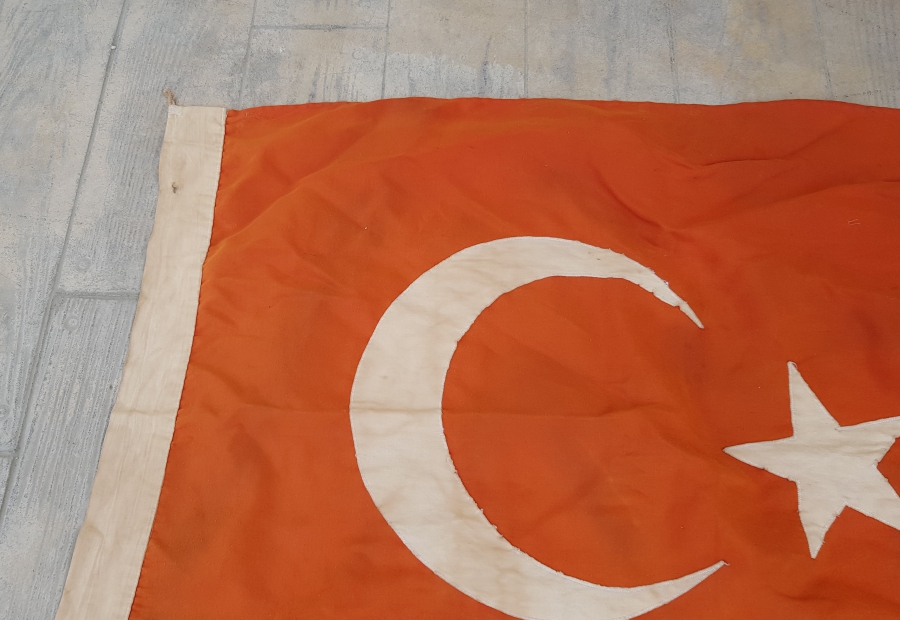 CUMHURİYET BAŞLARI BÜYÜK BOY ANTİKA BAYRAK