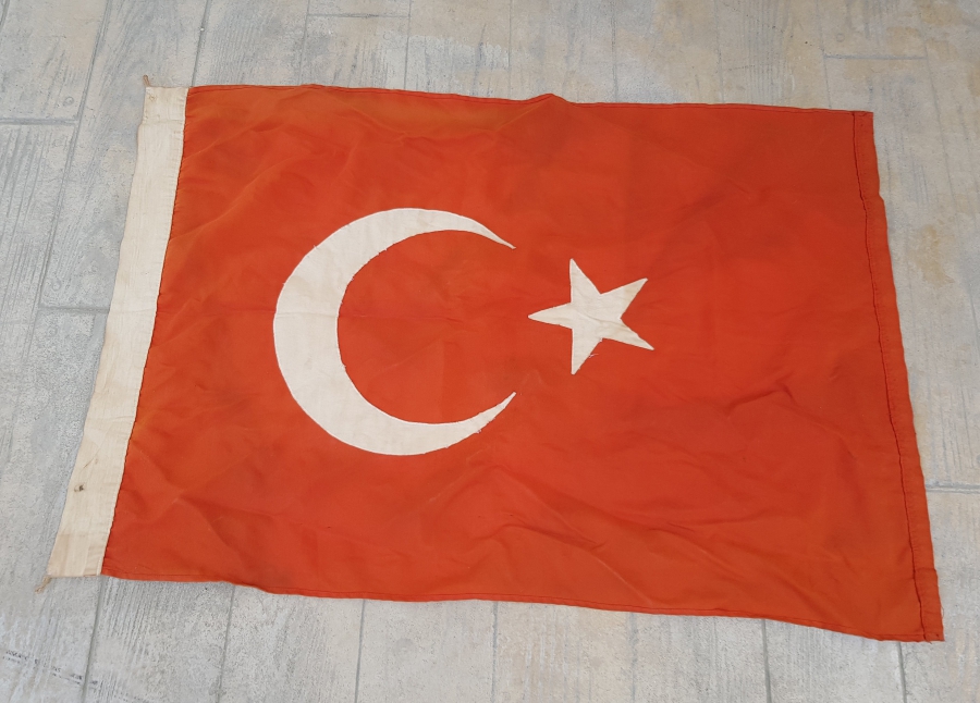 CUMHURİYET BAŞLARI BÜYÜK BOY ANTİKA BAYRAK