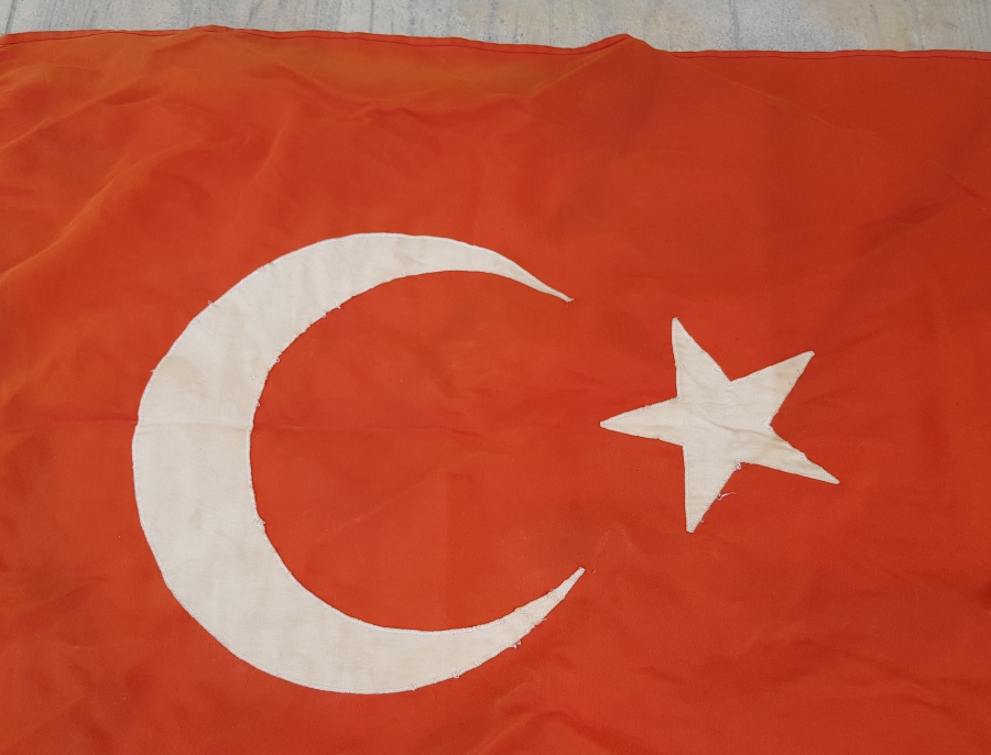 CUMHURİYET BAŞLARI BÜYÜK BOY ANTİKA BAYRAK