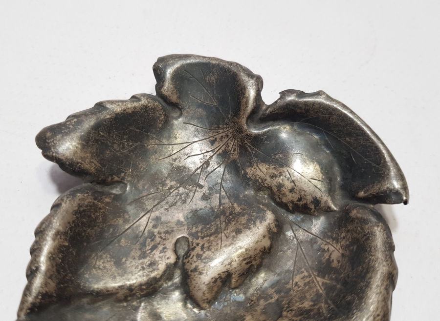 ÇINAR YAPRAĞI FORMUNDA ÜZERİ KALEM İŞÇİLİKLİ ANTİKA İKRAMLIK