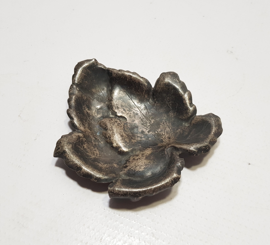 ÇINAR YAPRAĞI FORMUNDA ÜZERİ KALEM İŞÇİLİKLİ ANTİKA İKRAMLIK