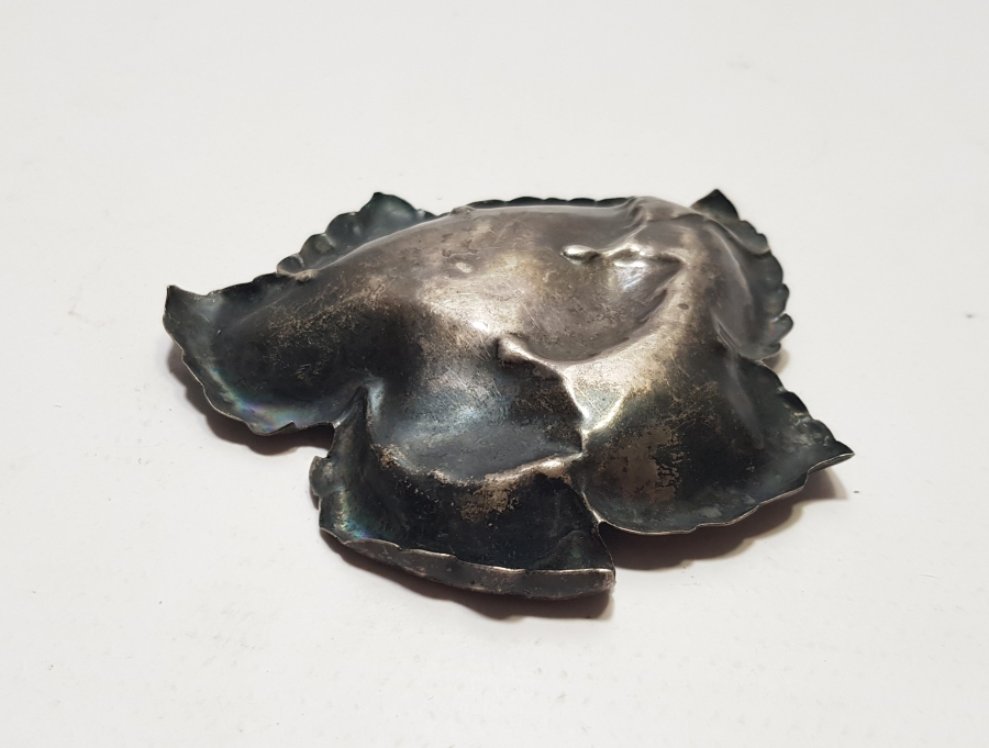 ÇINAR YAPRAĞI FORMUNDA ÜZERİ KALEM İŞÇİLİKLİ ANTİKA İKRAMLIK