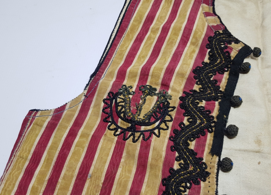 ÜZERİ İPEK İBRİŞİM İŞLEMELİ OSMANLI DÖNEMİ ÇOCUK YELEĞİ