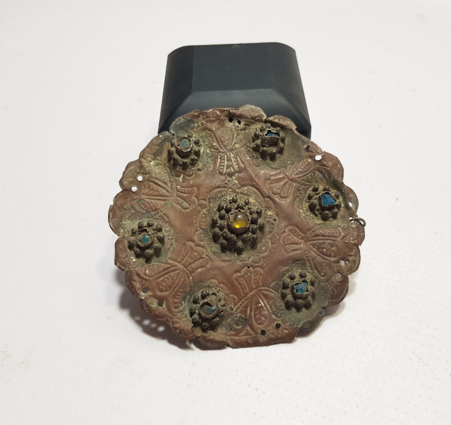 ÜZERİ DOĞAL TAŞLARLA SÜSLÜ OSMANLI DÖNEMİ KABARTMA İŞÇİLİKLİ GELİN TEPELİĞİ