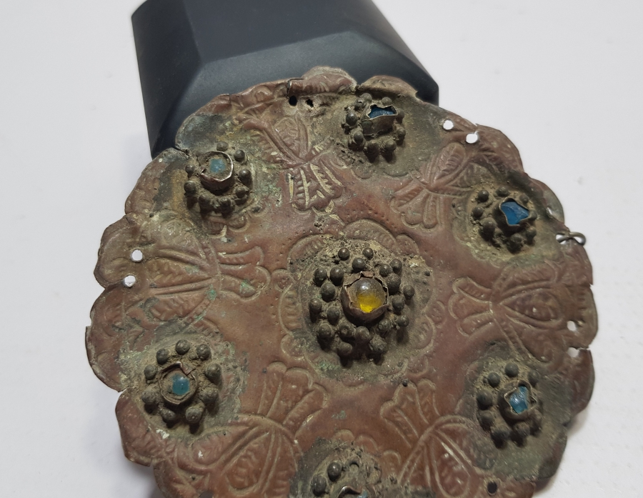 ÜZERİ DOĞAL TAŞLARLA SÜSLÜ OSMANLI DÖNEMİ KABARTMA İŞÇİLİKLİ GELİN TEPELİĞİ