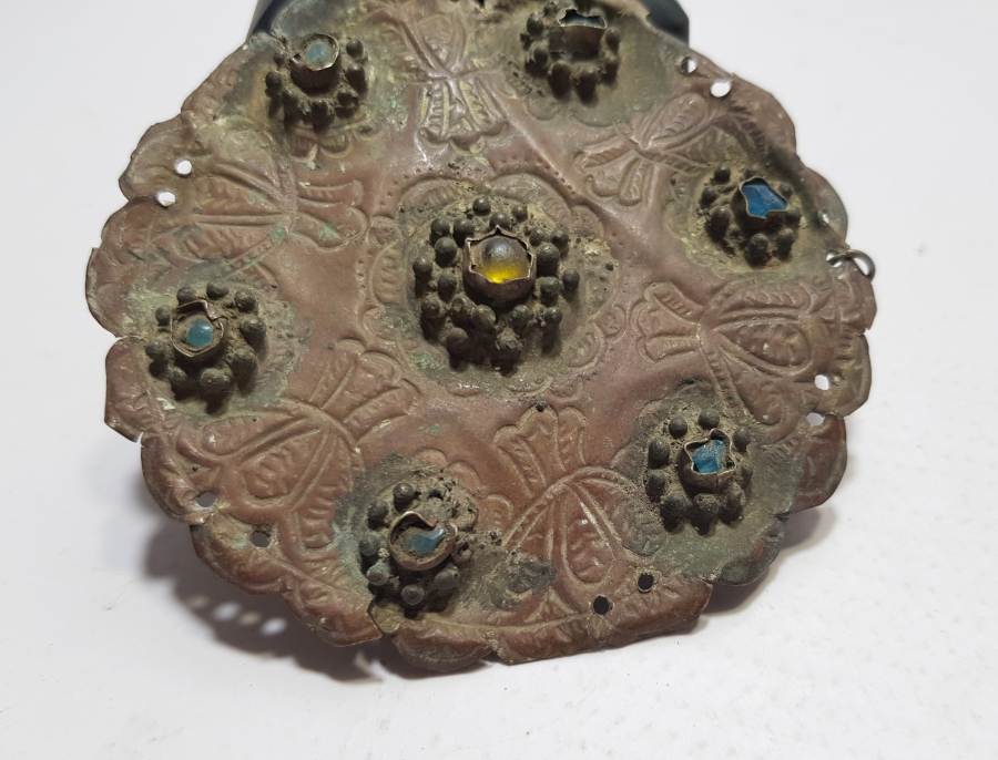 ÜZERİ DOĞAL TAŞLARLA SÜSLÜ OSMANLI DÖNEMİ KABARTMA İŞÇİLİKLİ GELİN TEPELİĞİ