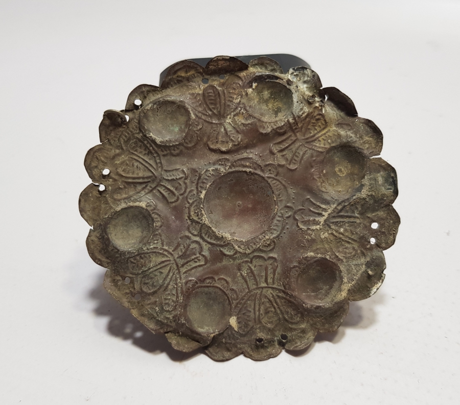 ÜZERİ DOĞAL TAŞLARLA SÜSLÜ OSMANLI DÖNEMİ KABARTMA İŞÇİLİKLİ GELİN TEPELİĞİ