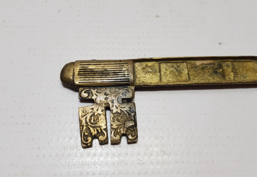 ANAHTAR FORMUNDA YAPILMIŞ ANTİKA BRONZ DEKORATİF DUVAR OBJESİ