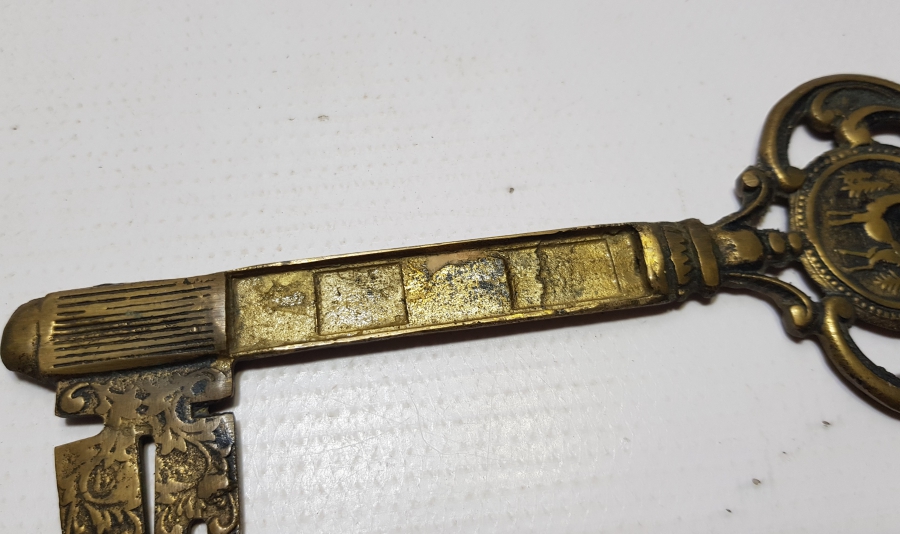 ANAHTAR FORMUNDA YAPILMIŞ ANTİKA BRONZ DEKORATİF DUVAR OBJESİ