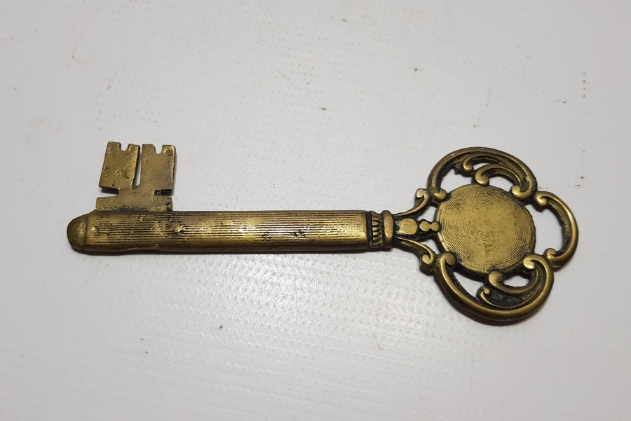 ANAHTAR FORMUNDA YAPILMIŞ ANTİKA BRONZ DEKORATİF DUVAR OBJESİ