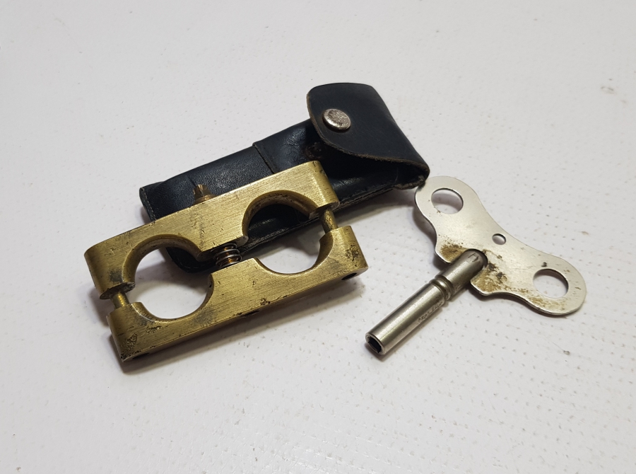 ORİJİNAL KUTUSUNDA ÇOK NADİR OSMANLI TEŞKİLAT I MAHSUSA NIN KULLANDIĞI PARMAK KELEPÇESİ / AJAN KELEPÇESİ - İLK KEZ GÖRÜLÜYOR