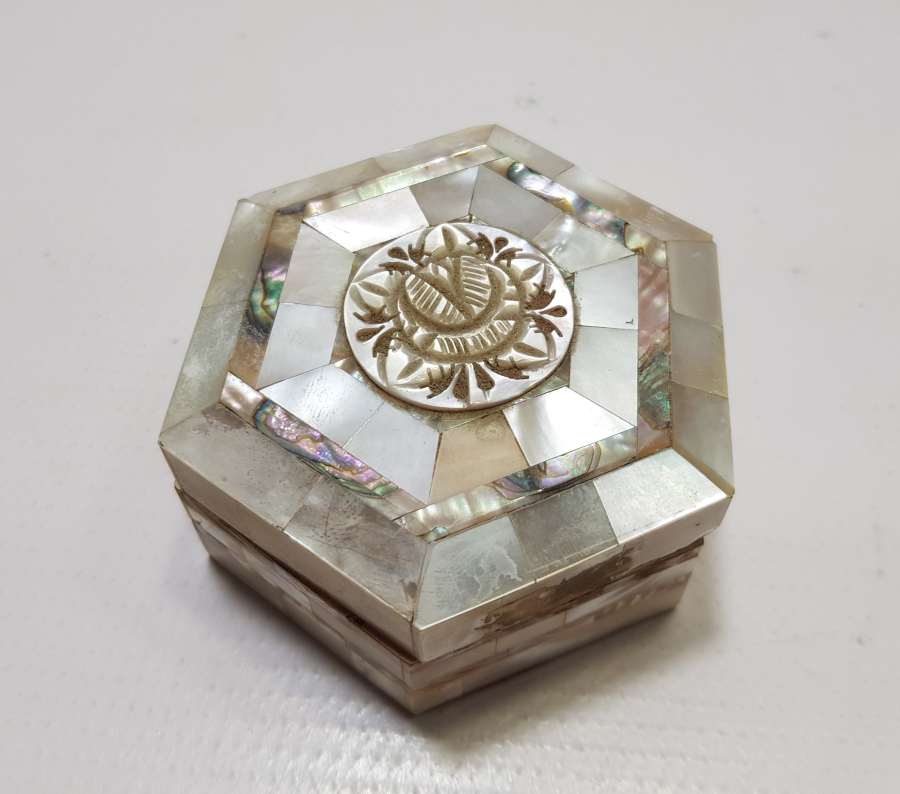 ÖZEL YAPIM ANTİKA SEDEF İŞÇİLİKLİ KAPAKLI ANTİKA MÜCEVHER KUTUSU