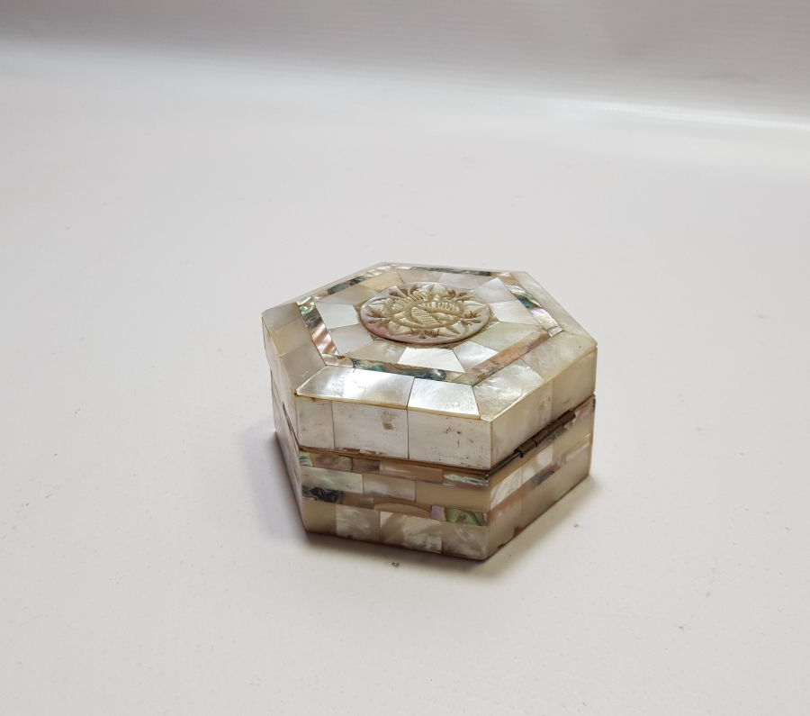 ÖZEL YAPIM ANTİKA SEDEF İŞÇİLİKLİ KAPAKLI ANTİKA MÜCEVHER KUTUSU