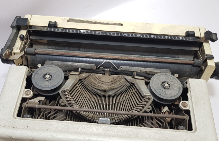 ANTİKA OLİVETTİ DAKTİLO