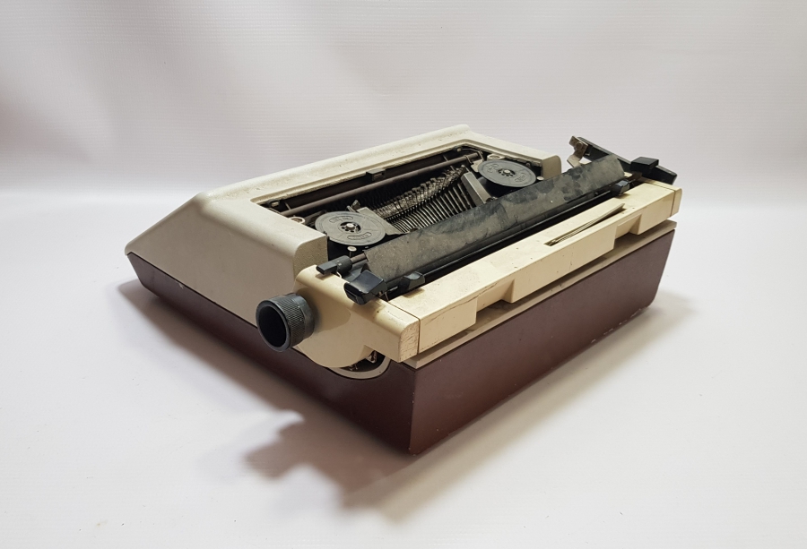 ANTİKA OLİVETTİ DAKTİLO