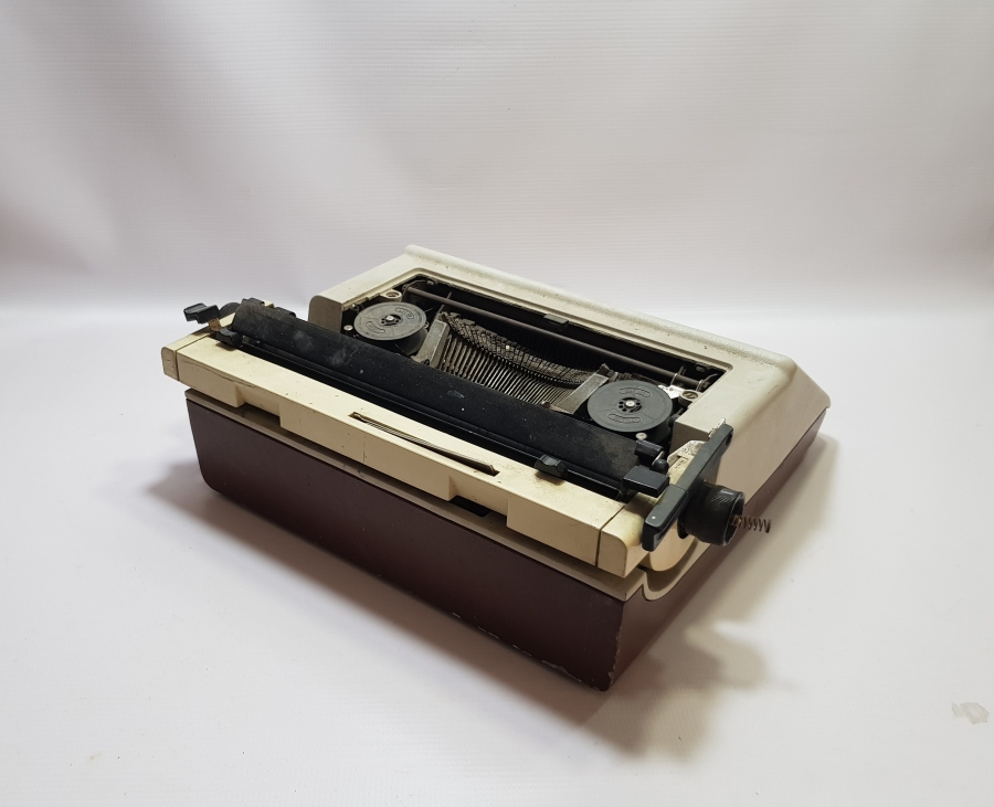 ANTİKA OLİVETTİ DAKTİLO