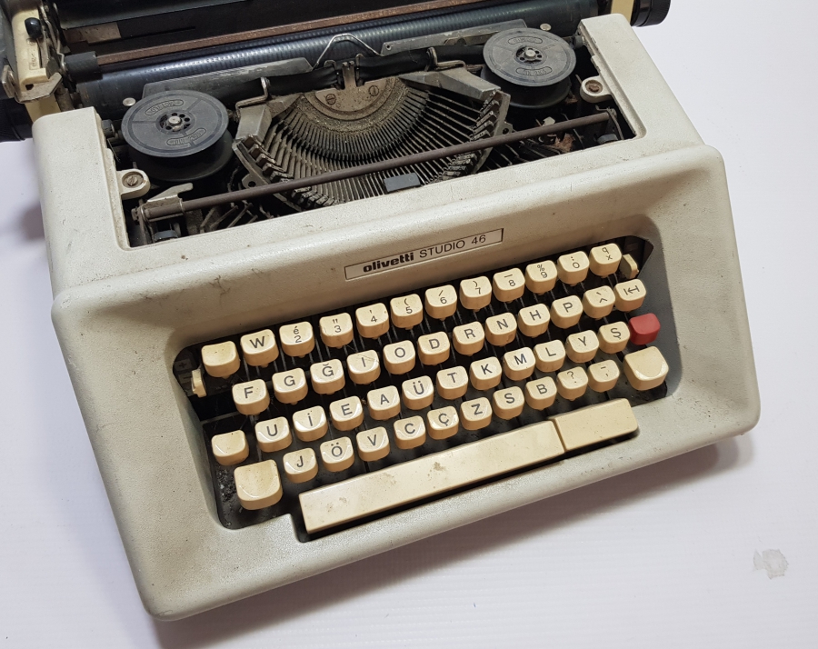 ANTİKA OLİVETTİ DAKTİLO