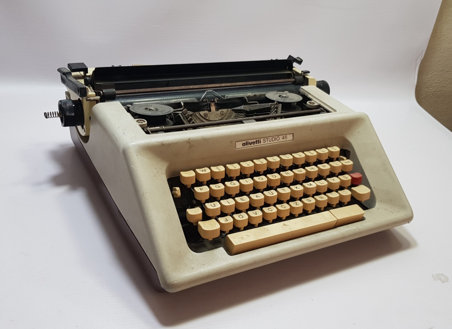 ANTİKA OLİVETTİ DAKTİLO