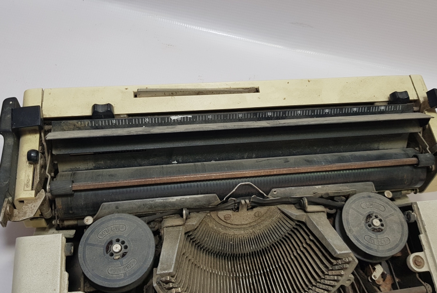 ANTİKA OLİVETTİ DAKTİLO