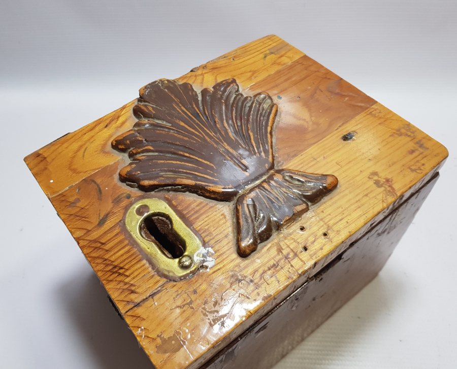 EL OYMA İŞÇİLİKLİ ANTİKA AHŞAP KAPAKLI KUTU