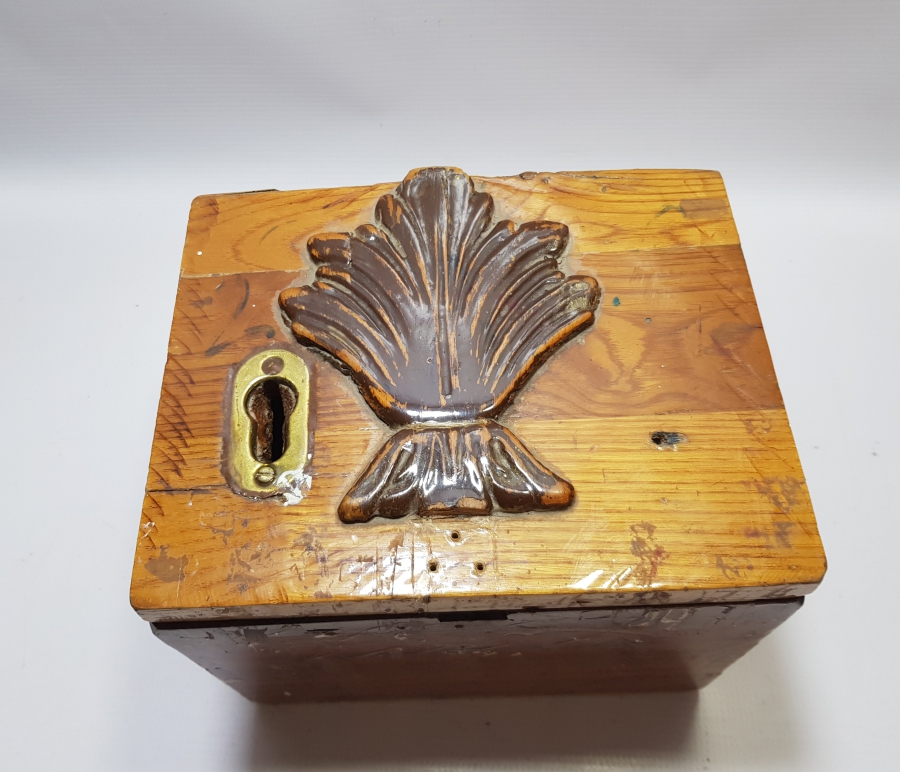 EL OYMA İŞÇİLİKLİ ANTİKA AHŞAP KAPAKLI KUTU