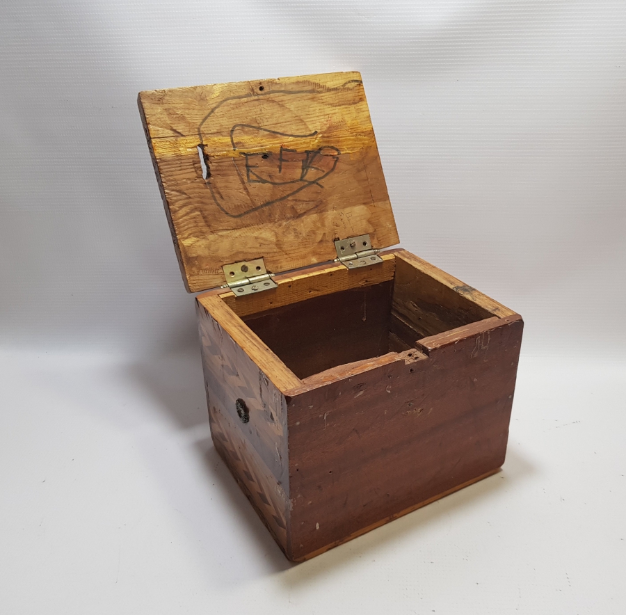 EL OYMA İŞÇİLİKLİ ANTİKA AHŞAP KAPAKLI KUTU