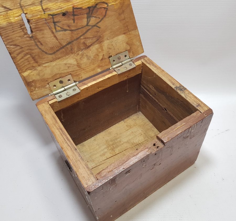 EL OYMA İŞÇİLİKLİ ANTİKA AHŞAP KAPAKLI KUTU