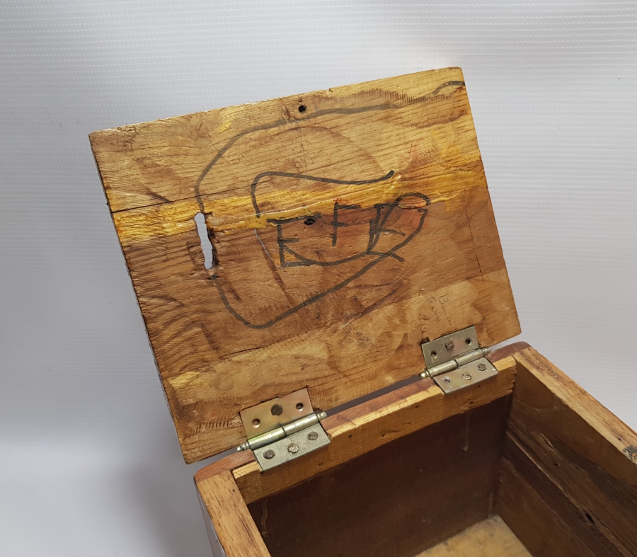 EL OYMA İŞÇİLİKLİ ANTİKA AHŞAP KAPAKLI KUTU