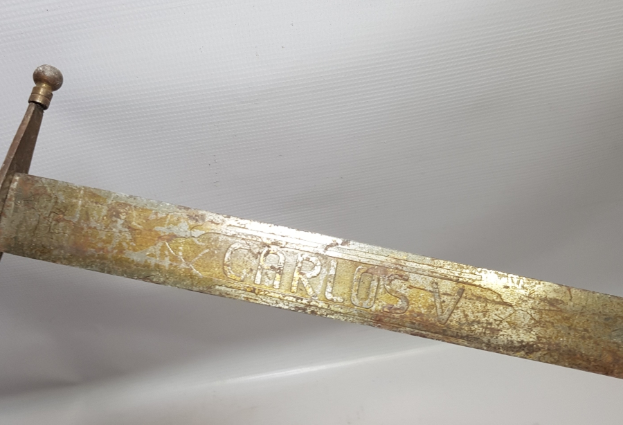 ÜZERİNDE CARLOS V YAZILI AVRUPA YAPIMI ANTİKA SUBAY KILICI