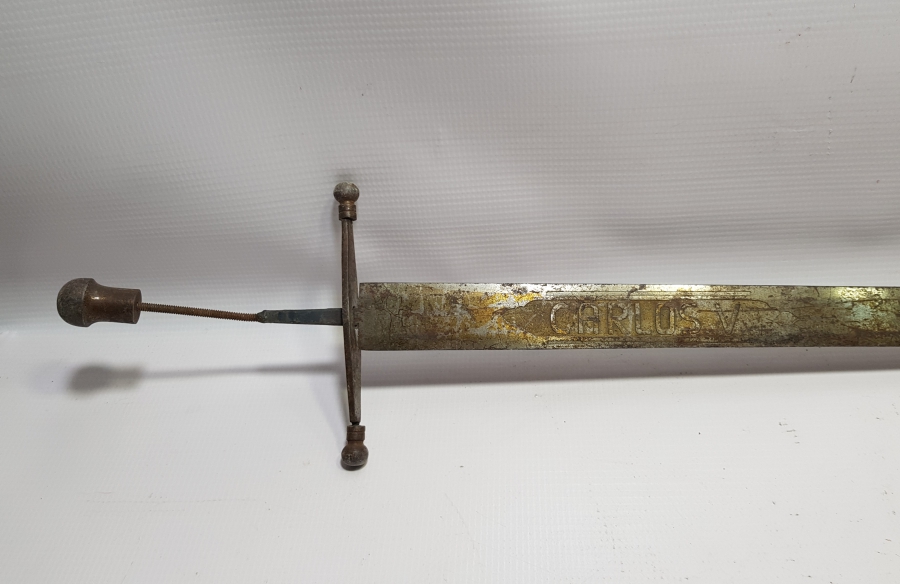 ÜZERİNDE CARLOS V YAZILI AVRUPA YAPIMI ANTİKA SUBAY KILICI