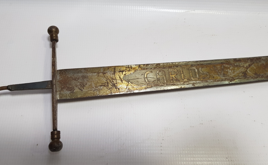 ÜZERİNDE CARLOS V YAZILI AVRUPA YAPIMI ANTİKA SUBAY KILICI