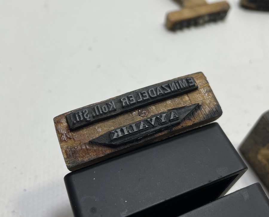 AYVALIK VE ZEYTİNYAĞIYLA İLGİLİ AHŞAP SAPLI ANTİKA MÜHÜR LOTU