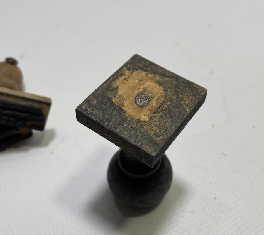 AYVALIK VE ZEYTİNYAĞIYLA İLGİLİ AHŞAP SAPLI ANTİKA MÜHÜR LOTU