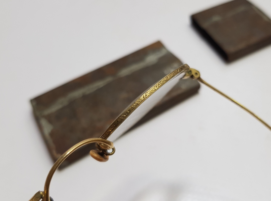 OSMANLI DÖNEMİ ORİJİNAL KABINDA ALTIN KAPLAMA GÖZLÜK