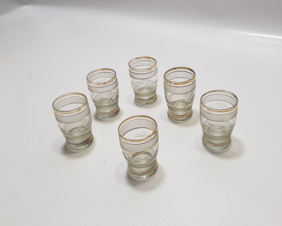 ÜZERLERİ İŞLEMELİ ANTİKA SHOT BARDAKLARI LOTU