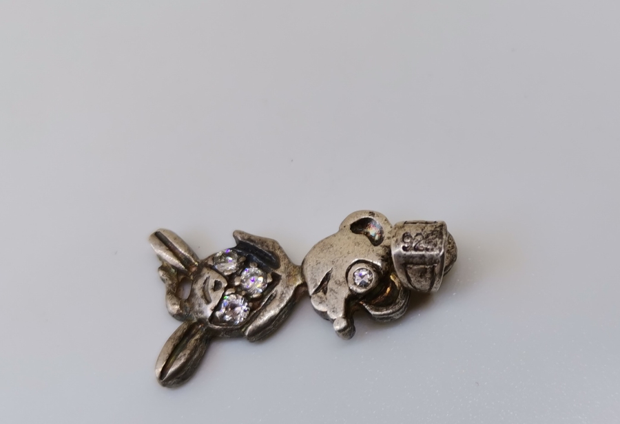 ÜZERİ MARGAZİT TAŞLARLA SÜSLÜ ÖZEL YAPIM GÜMÜŞ ÇİZGİFİLM KARAKTERİ KOLYE UCU