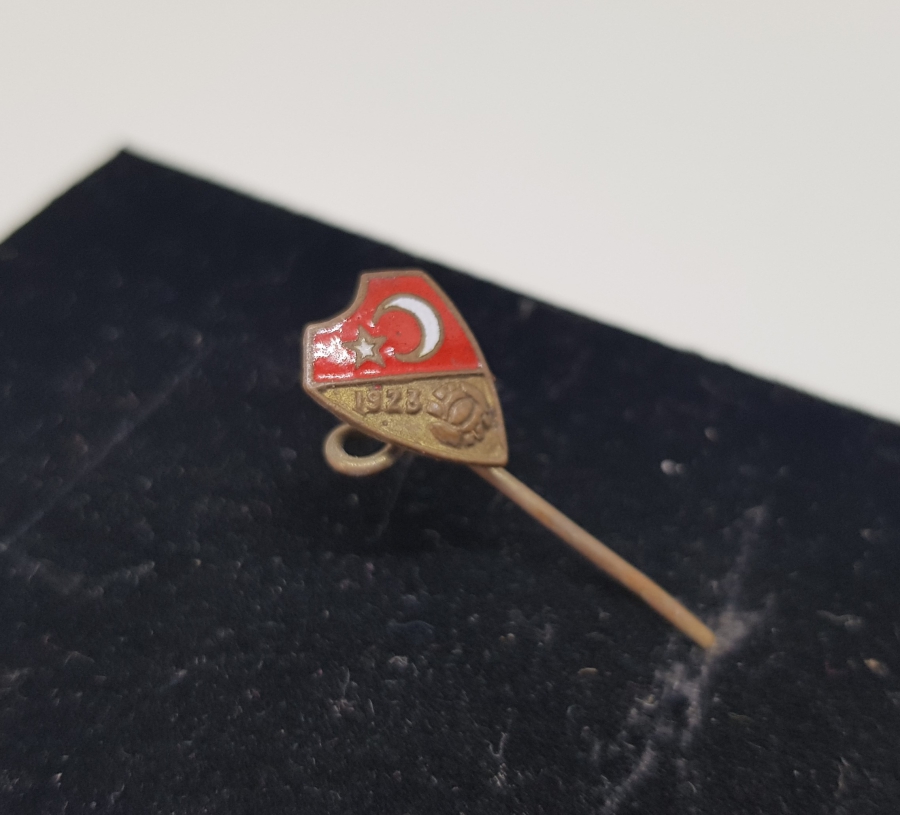 ÜZERİ MİNE İŞÇİLİKLİ ANTİKA TFF ROZET