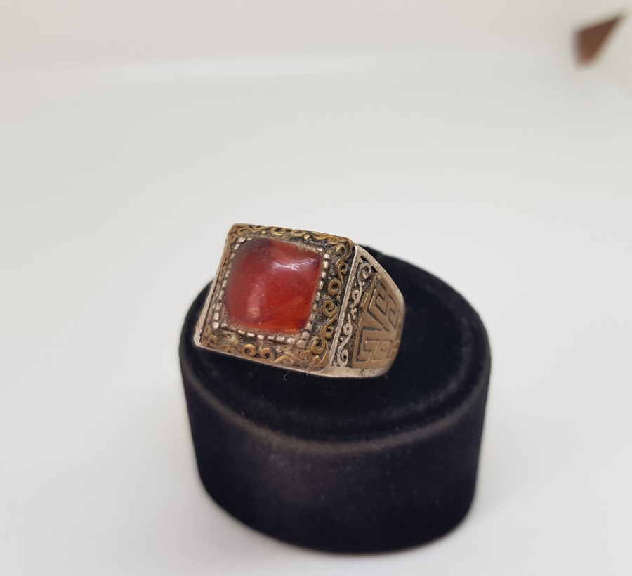 ÜZERİNDE SIKMA KEHRİBAR BULUNAN ÖZEL YAPIM GÜMÜŞ YÜZÜK