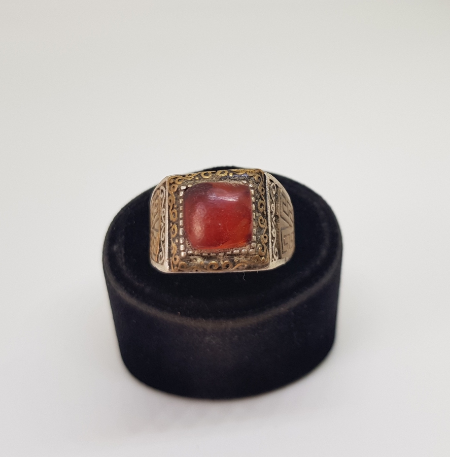 ÜZERİNDE SIKMA KEHRİBAR BULUNAN ÖZEL YAPIM GÜMÜŞ YÜZÜK