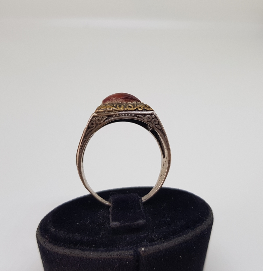 ÜZERİNDE SIKMA KEHRİBAR BULUNAN ÖZEL YAPIM GÜMÜŞ YÜZÜK