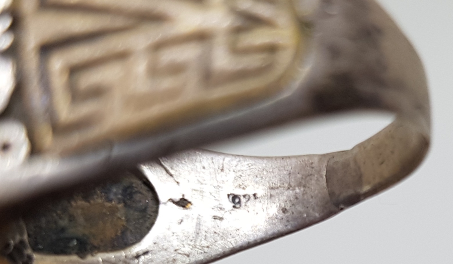 ÜZERİNDE SIKMA KEHRİBAR BULUNAN ÖZEL YAPIM GÜMÜŞ YÜZÜK