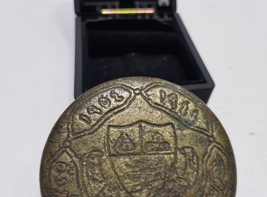 1954 TARİHLİ BRONZ DÖKÜM ARAPÇA YAZILI OBJE