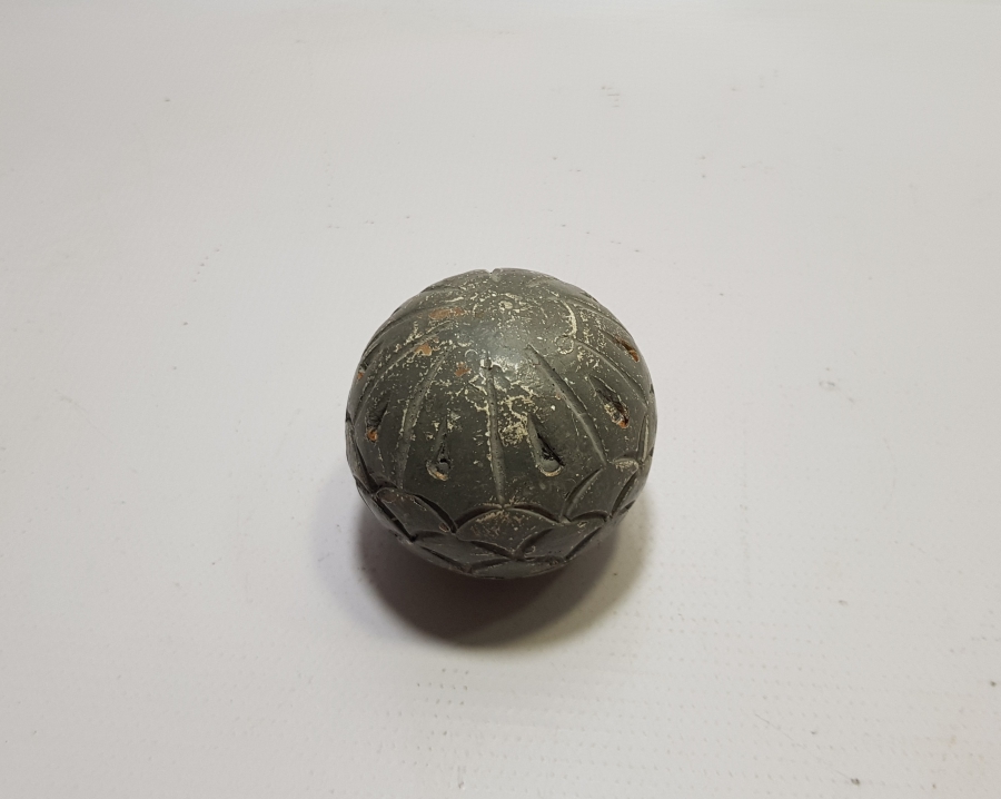 ÜZERİ EL OYMA İŞÇİLİKLİ AHŞAP ANTİKA TOP