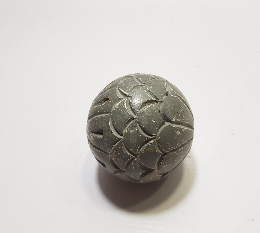 ÜZERİ EL OYMA İŞÇİLİKLİ AHŞAP ANTİKA TOP