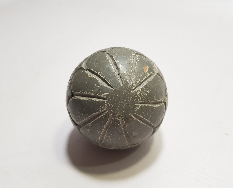 ÜZERİ EL OYMA İŞÇİLİKLİ AHŞAP ANTİKA TOP