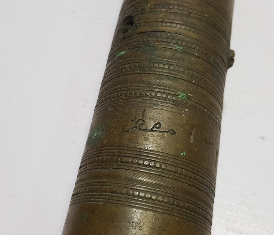 ÜZERİNDE SAHİBİNİN ADININ YAZILI OLDUĞU VE USTA DAMGALI OSMANLI DÖNEMİ KAHVE DEĞİRMENİ