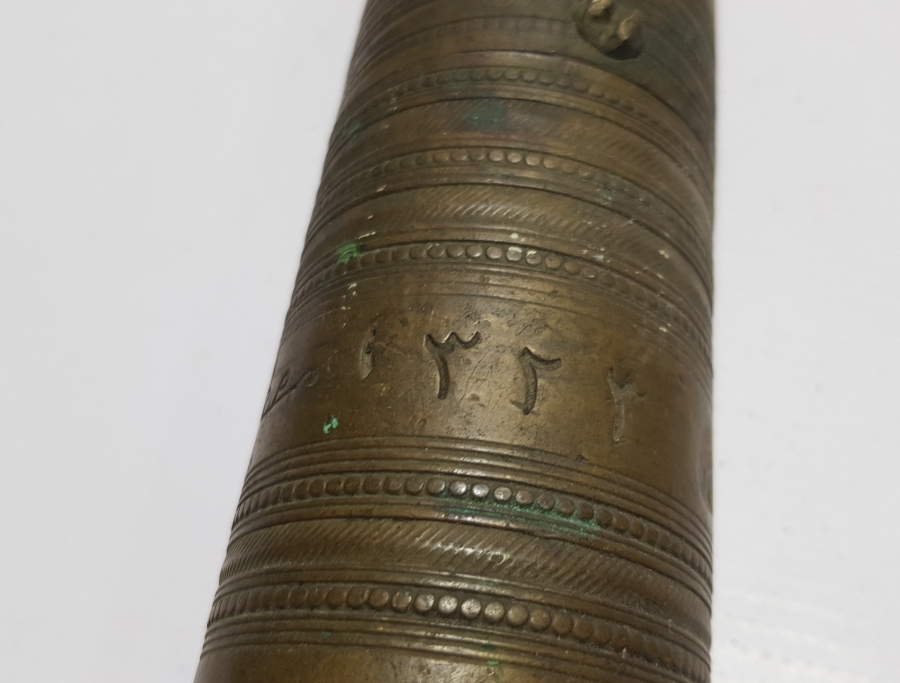 ÜZERİNDE SAHİBİNİN ADININ YAZILI OLDUĞU VE USTA DAMGALI OSMANLI DÖNEMİ KAHVE DEĞİRMENİ